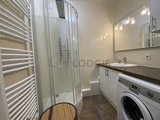 Agréable salle de bain avec du carrelage au sol