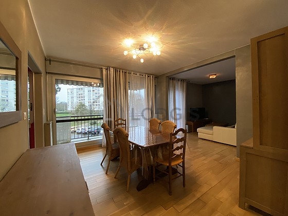Salon avec du parquet au sol