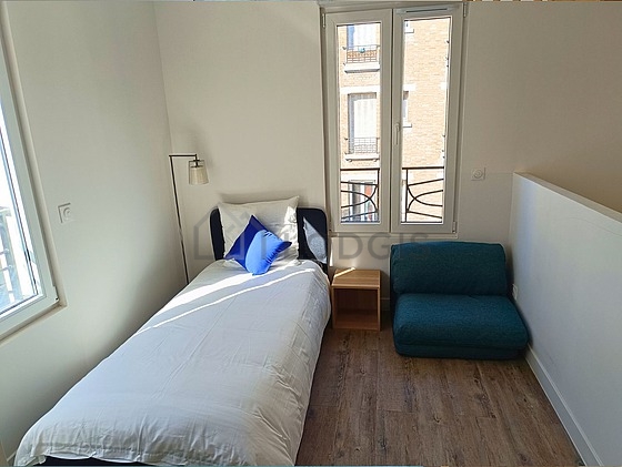 Very bright bedroom equipped with 1 armchair(s), 1 chair(s)