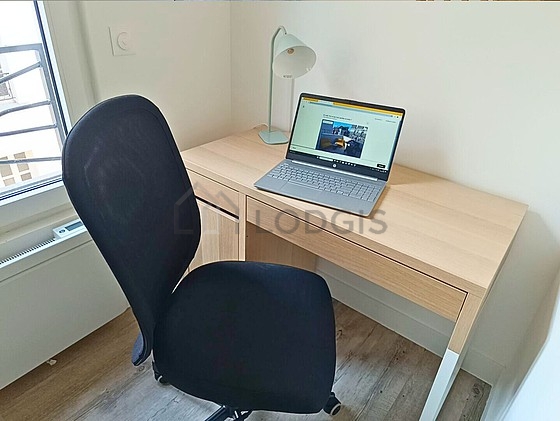 Chambre avec du parquet au sol