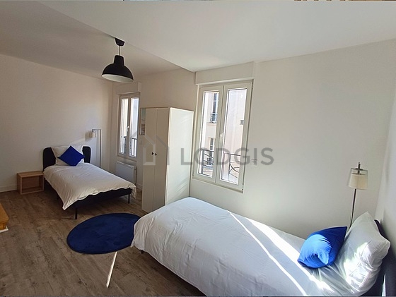 Chambre avec fenêtres