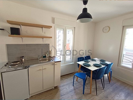 Cuisine équipée de lave linge, réfrigerateur, hotte, vaisselle