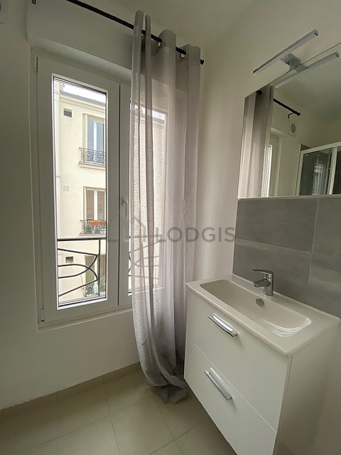 Agréable salle de bain très claire avec du carrelage au sol