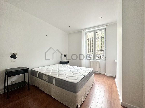 Chambre avec du parquet au sol