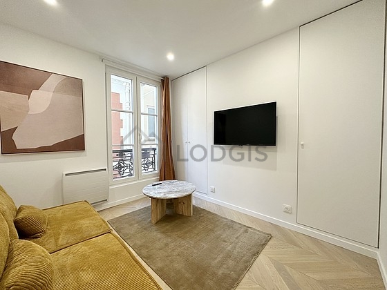 Salon avec du parquet au sol