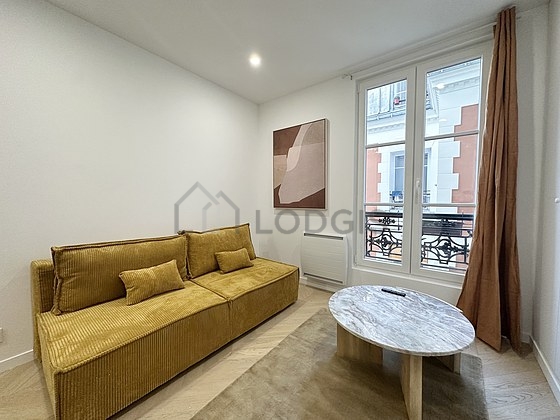 Séjour avec fenêtres