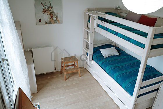 Chambre avec du parquet au sol