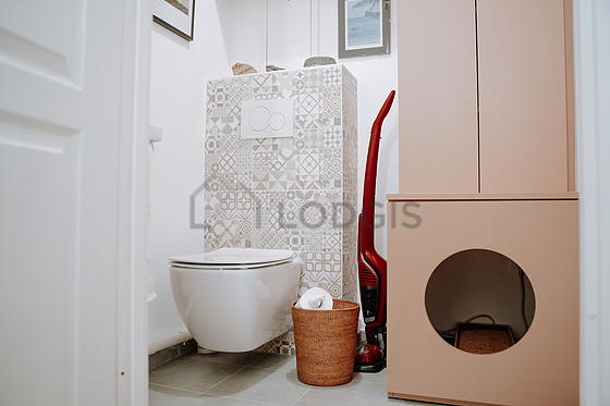 Toilettes indépendantes de la salle d'eau