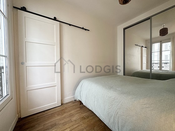 Chambre avec fenêtres donnant sur rue