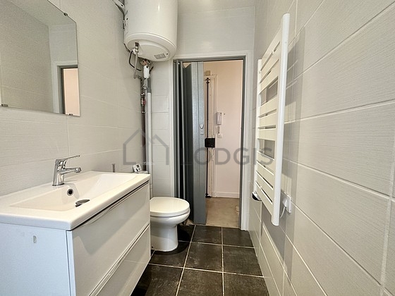 Salle de bain équipée de douche séparée, radiateur sèche-serviettes