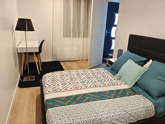 Chambre avec du parquet au sol