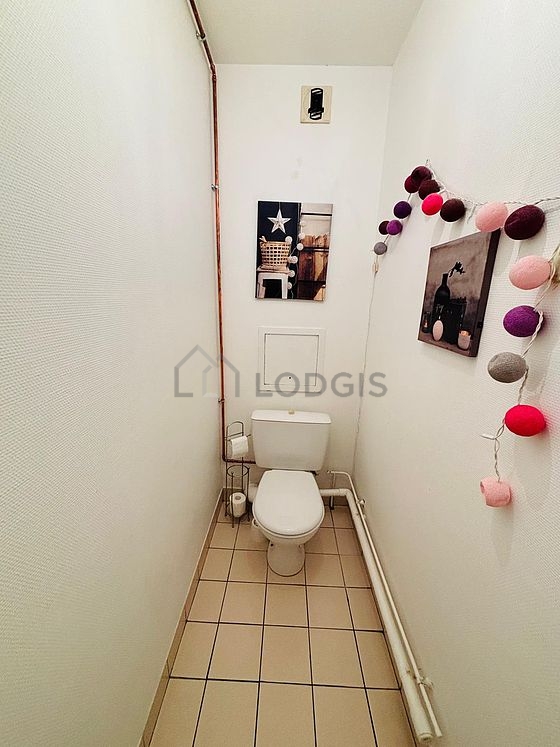 Toilettes indépendantes de la salle d'eau