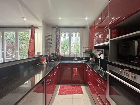 Cuisine équipée de lave vaisselle, plaques de cuisson, réfrigerateur, hotte