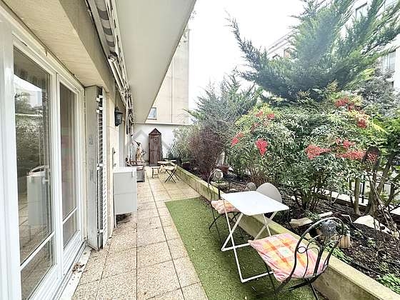 Terrasse équipée de table à manger, table basse