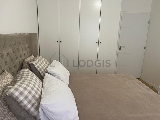 Chambre avec fenêtres