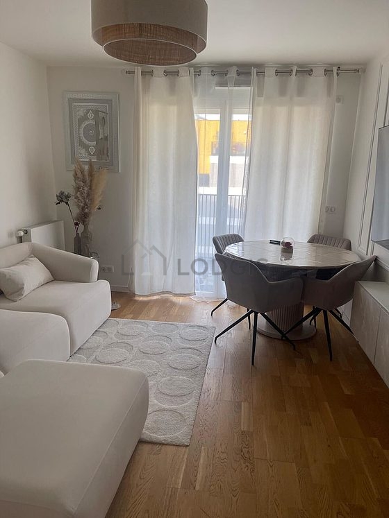 Salon avec du parquet au sol