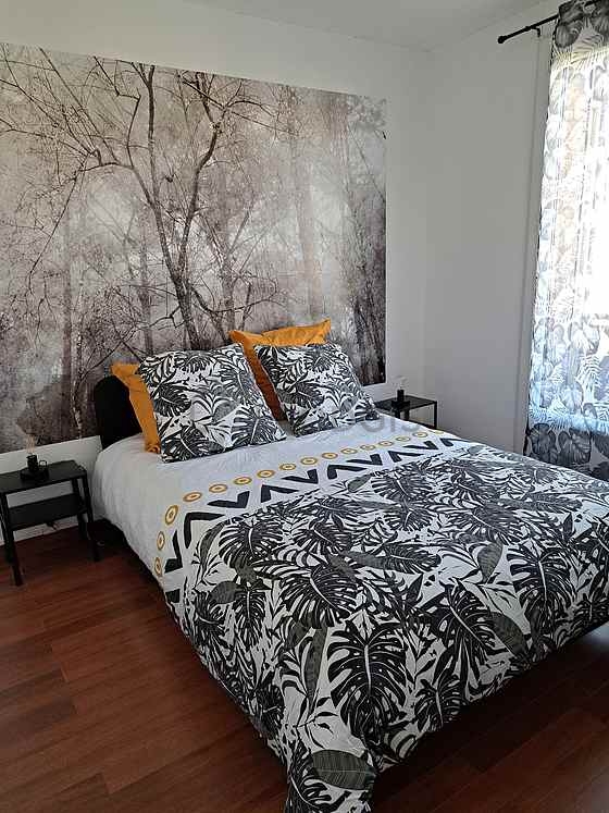 Bedroom of 10m² with wooden floor