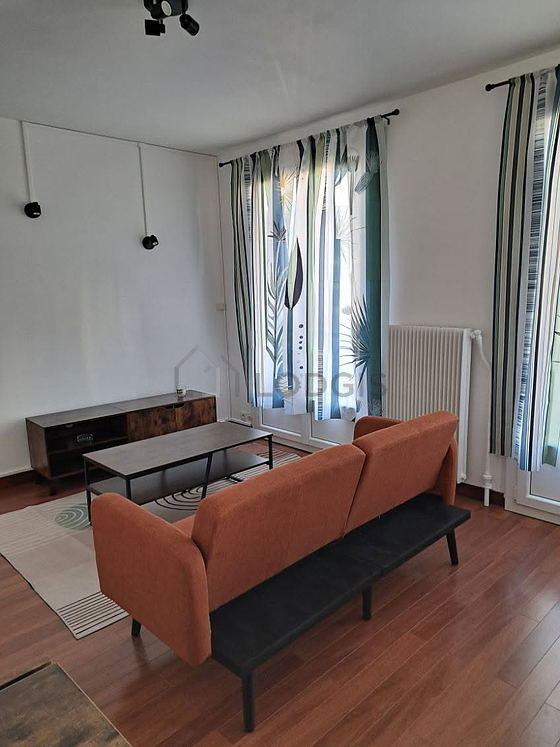 Séjour très calme équipé de canapé, placard, 1 chaise(s)