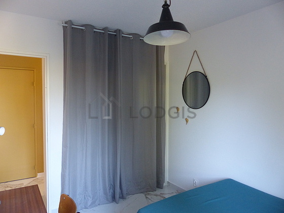 Chambre avec fenêtres double vitrage
