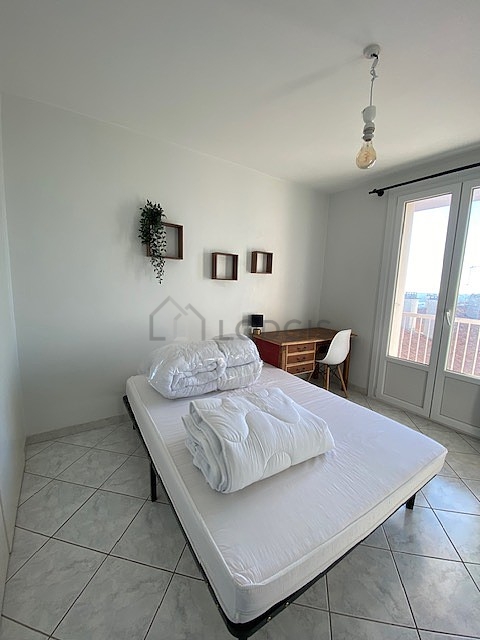 Chambre avec du carrelage au sol