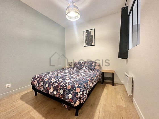 Chambre avec du parquet au sol
