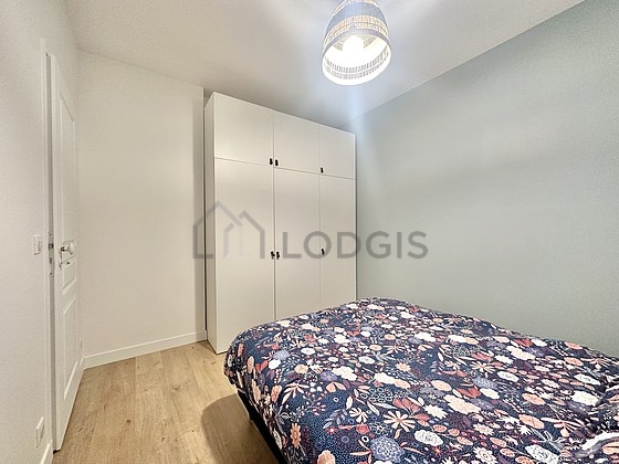 Chambre avec fenêtres