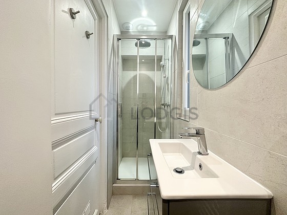 Salle de bain équipée de douche séparée