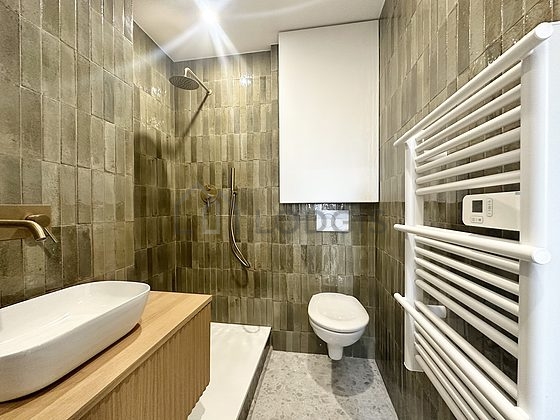 Belle salle de bain claire avec du carrelage au sol