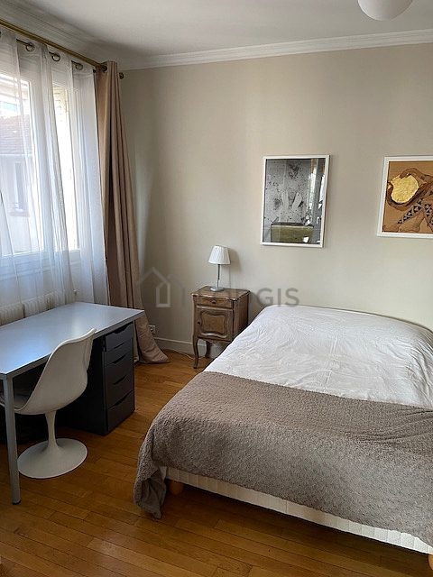 Chambre avec fenêtres double vitrage