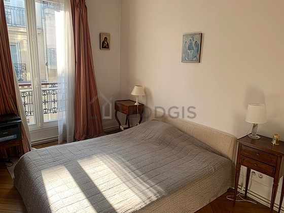 Chambre avec du parquet au sol