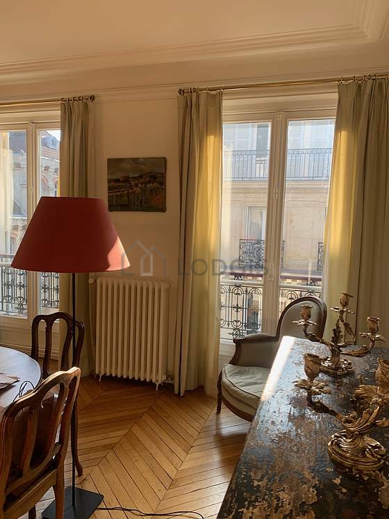 Salle à manger avec fenêtres