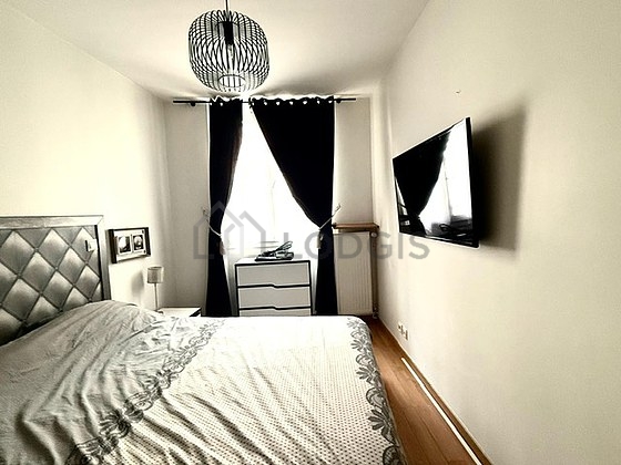 Chambre avec du parquet au sol