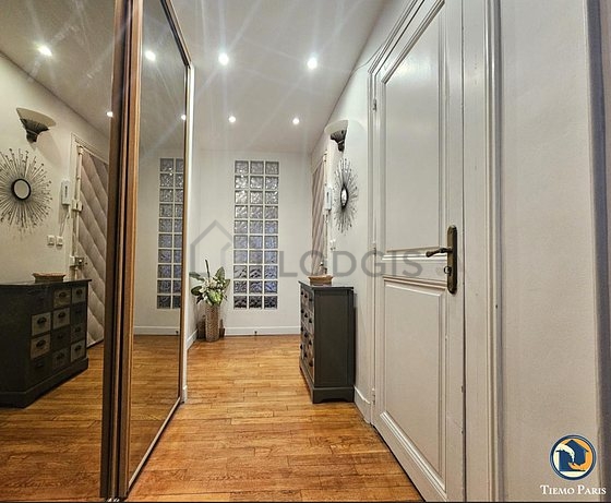Couloir avec du parquet au sol