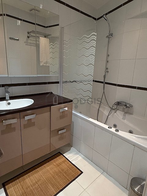 Agréable salle de bain très claire avec du carrelage au sol