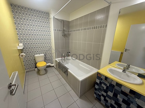 Pleasant and very bright bathroom with tile floor