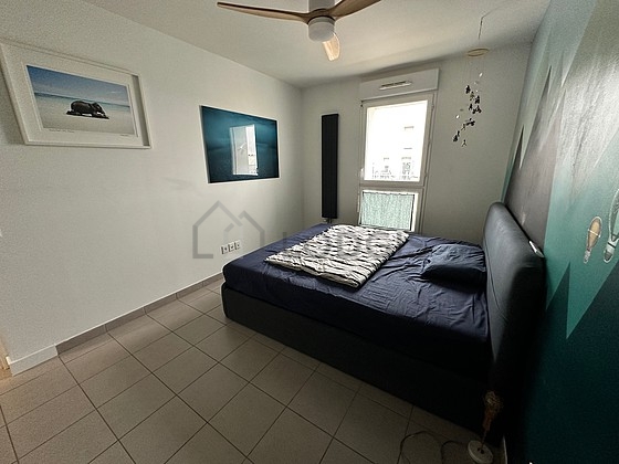Bedroom of 12m² with tile floor