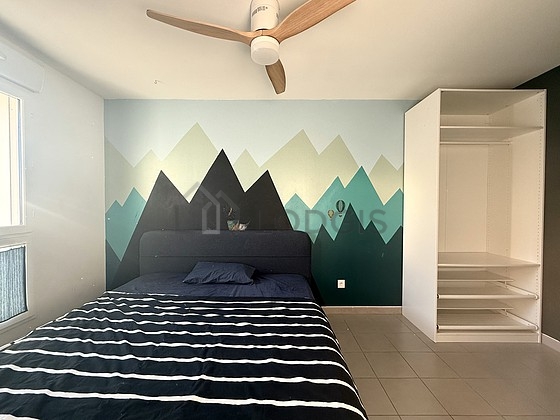 Chambre de 13m² avec du carrelage au sol