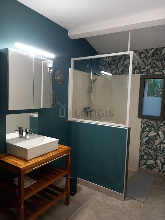 Pleasant and very bright bathroom with tile floor