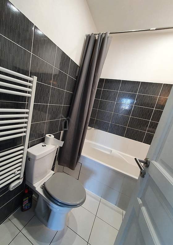 Agréable salle de bain très claire avec du carrelage au sol
