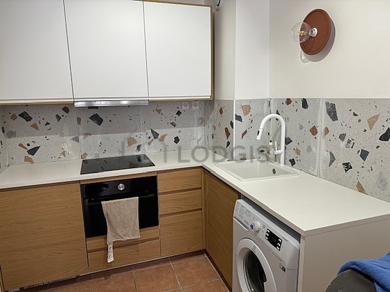 Cuisine équipée de lave linge, réfrigerateur, vaisselle