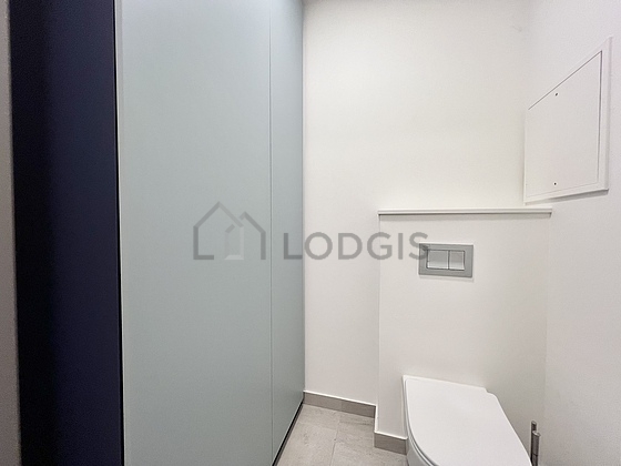 Toilettes indépendantes de la salle d'eau