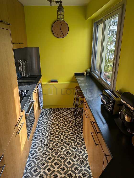 Cuisine équipée de lave linge, sèche linge, réfrigerateur, hotte