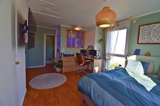 Bedroom of 15m² with wooden floor
