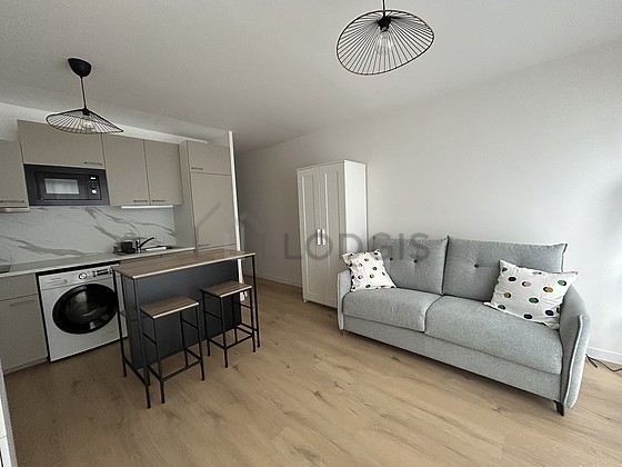 Séjour très calme équipé de 1 canapé(s) lit(s) de 140cm, télé, armoire, placard