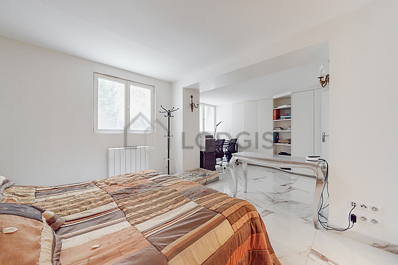 Chambre avec du carrelage au sol