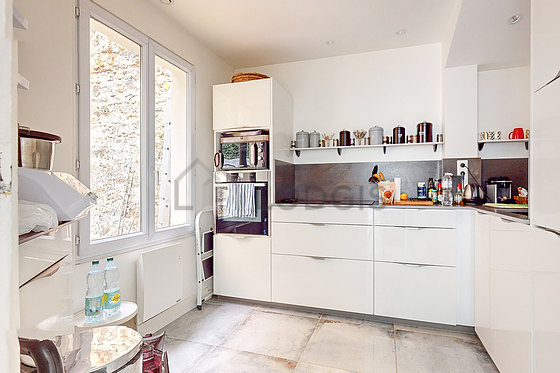 Belle cuisine avec du carrelage au sol