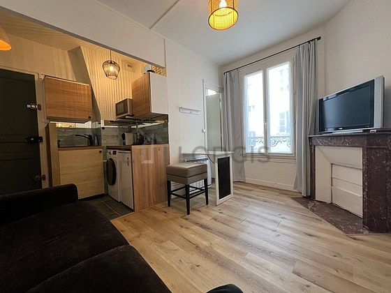 Séjour équipé de télé, armoire