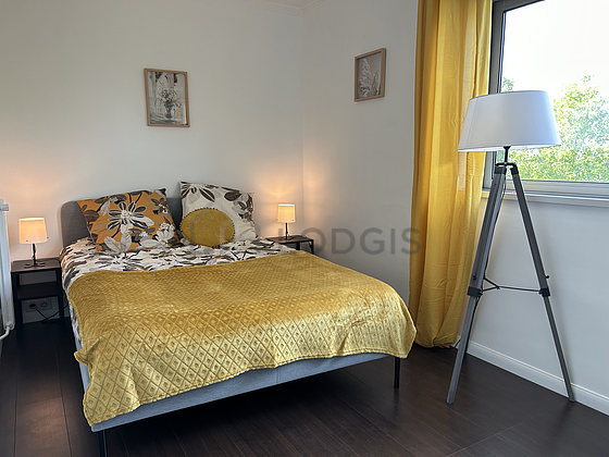 Chambre avec du parquet au sol