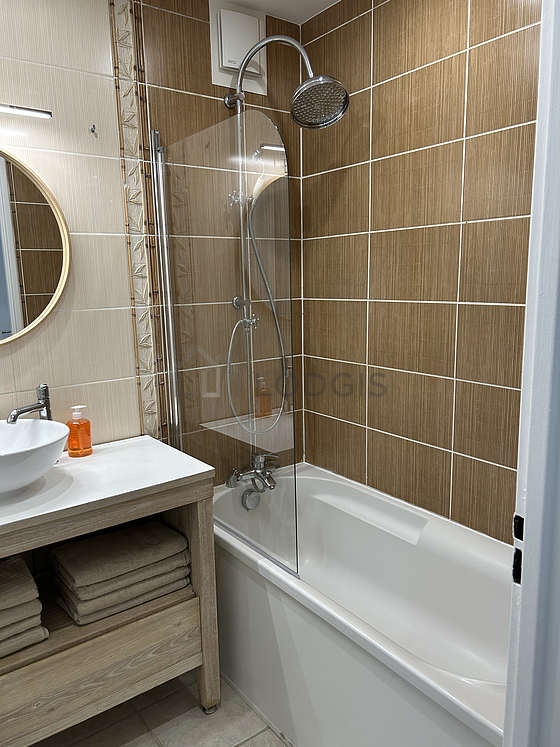Agréable salle de bain très claire avec du carrelage au sol