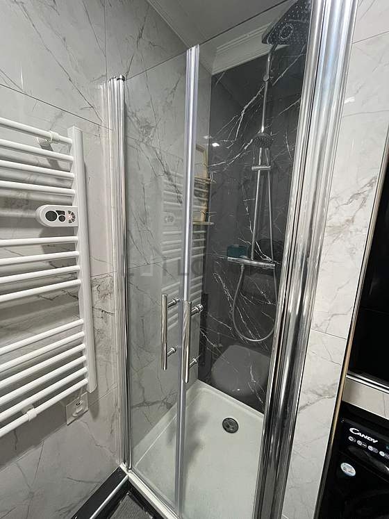 Salle de bain équipée de lave linge, sèche linge